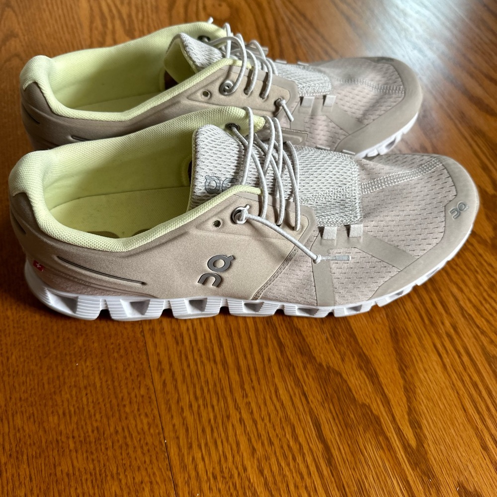 On cloud running shoe size 11